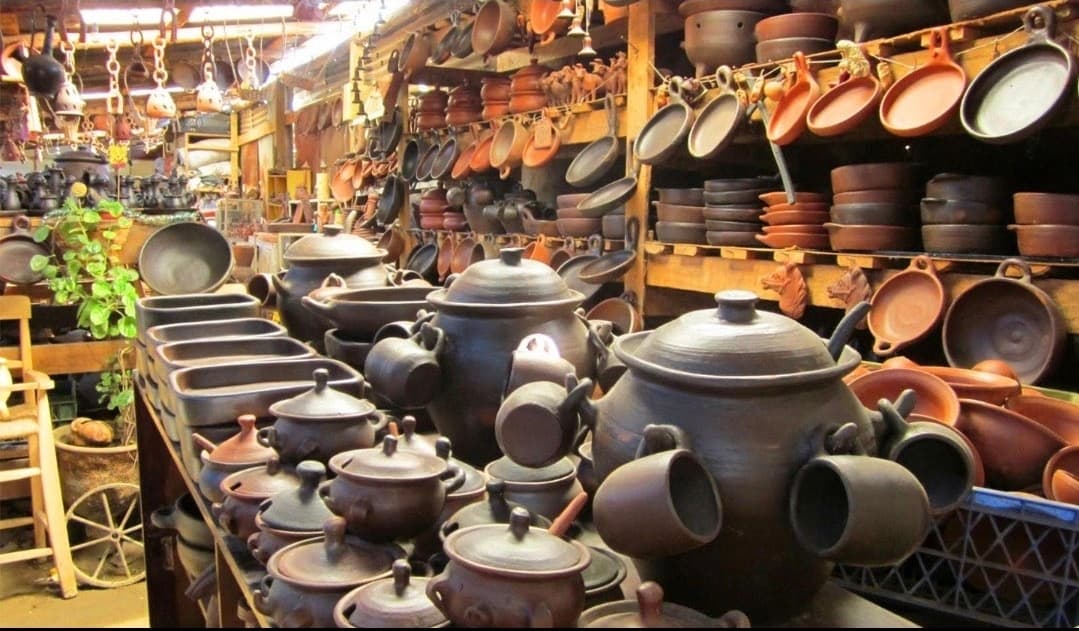Ollas, fuentes y piezas de greda en una tienda de artesanía de Pomaire