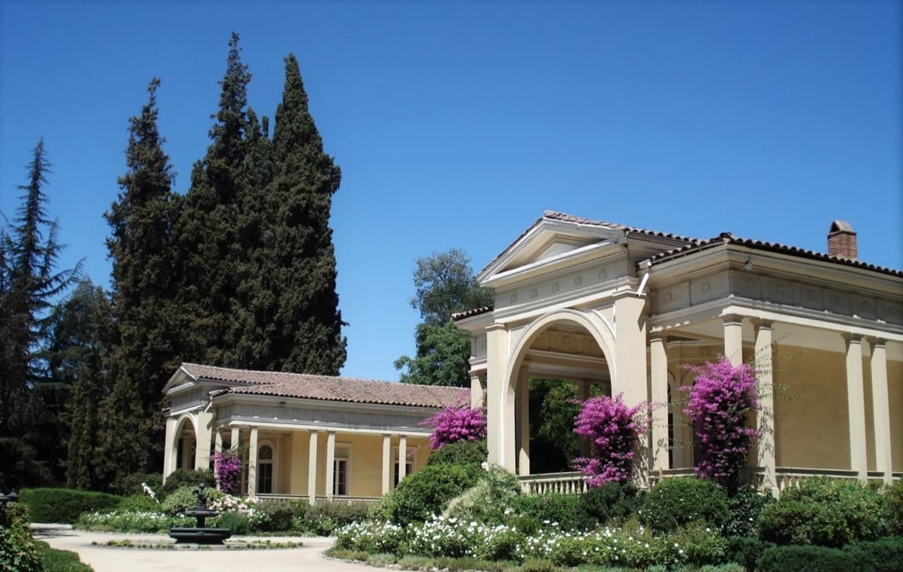 Casarão da vinícola Concha y Toro cercado de jardins em Pirque