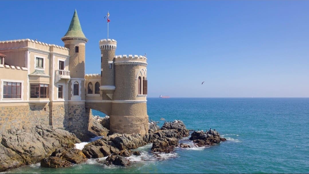 Castillo Wulff sobre as rochas diante do mar em Viña del Mar